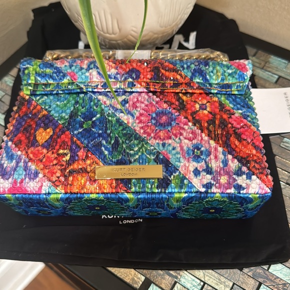 Kurt Geiger London Mini Kensington Crystal Shoulder Bag
Kurt Geiger London - Picture 14 of 17